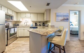 Condo, 2 habitaciones | Cocina privada | Refrigerador, horno y cafetera y tetera 