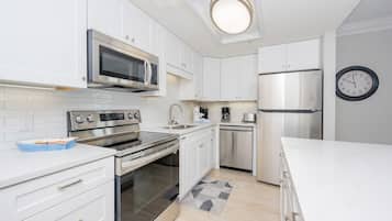 Condo, 3 Bedrooms | Dapur peribadi | Peti sejuk, ketuhar, pembancuh kopi/teh
