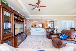 Condo, 3 Bedrooms | Living area