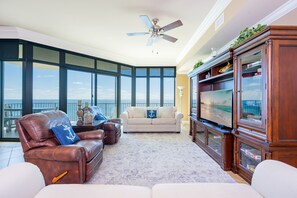 คอนโด, 3 ห้องนอน | บริเวณนั่งเล่น | เครื่องเล่นดีวีดี