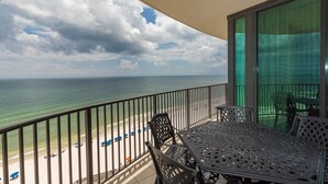 Ein Balkon mit Blick auf Strand und Meer.