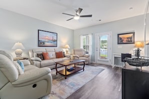Appart'hôtel, 3 chambres | Coin séjour | TV connectée