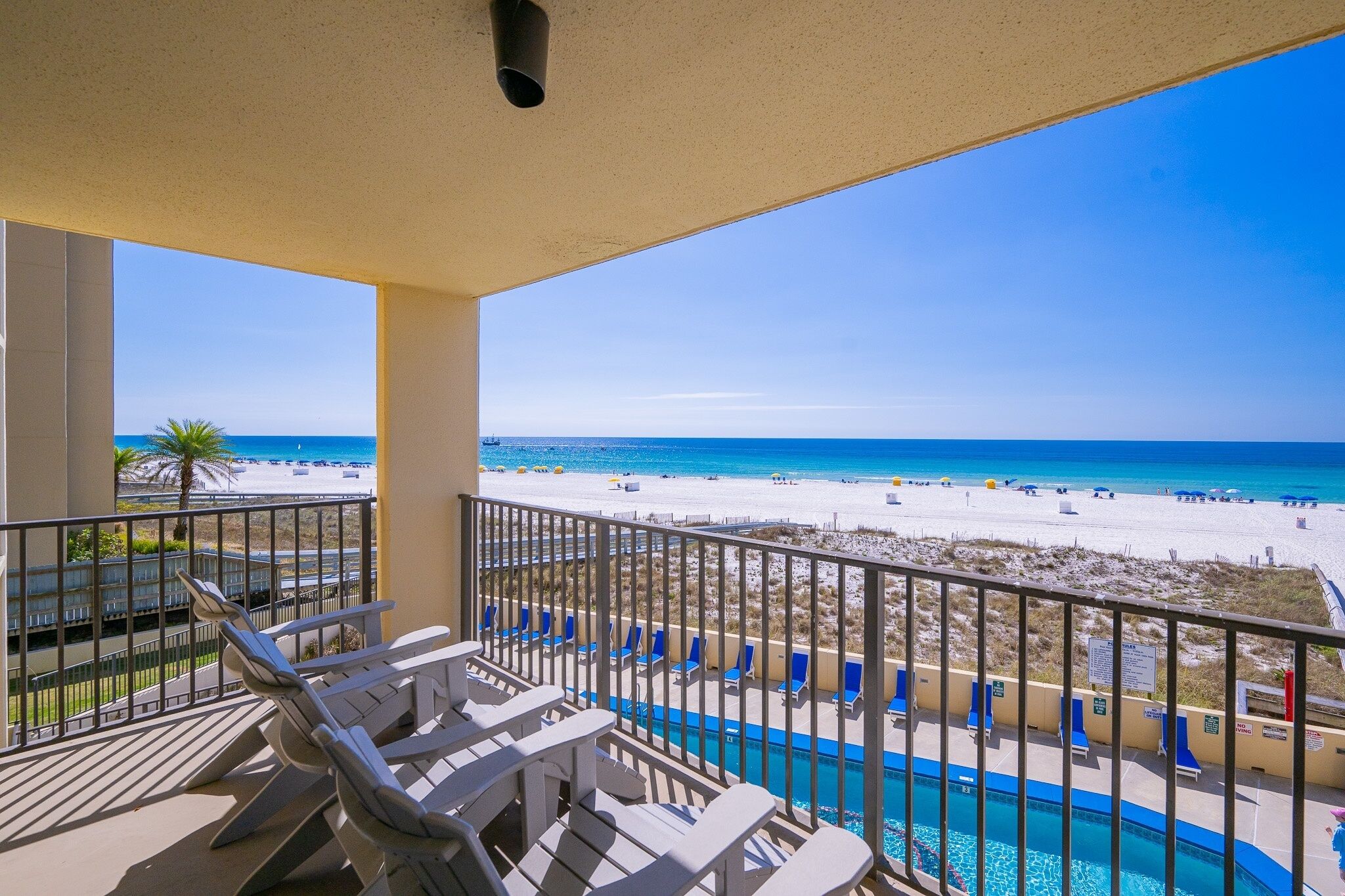 Ein Balkon mit Blick auf Strand und Pool.