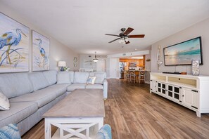 Condo, 3 Bedrooms | Living area