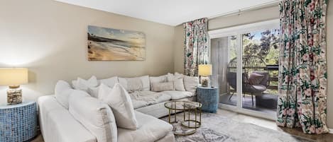 Condo, 2 Bedrooms | Living area