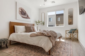 Casa de ciudad, 4 habitaciones | 4 habitaciones, escritorio y espacio para trabajar con laptop 