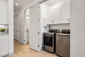 Townhome, 4 Bedrooms | Private kitchen