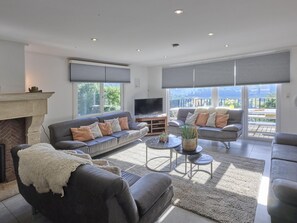 Fernseher, Kamin, DVD-Player, Tischtennisplatte