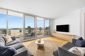 テレビ、書斎 / ワークスペース