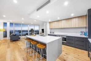 Réfrigérateur, four à micro-ondes, un four, surface de cuisson
