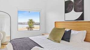 3 bedrooms, desk, iron/ironing board, WiFi - Beach Street Luxury | Beach & Bay Views (Port Melbourne)