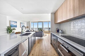 冷蔵庫、電子レンジ、オーブン、コンロ