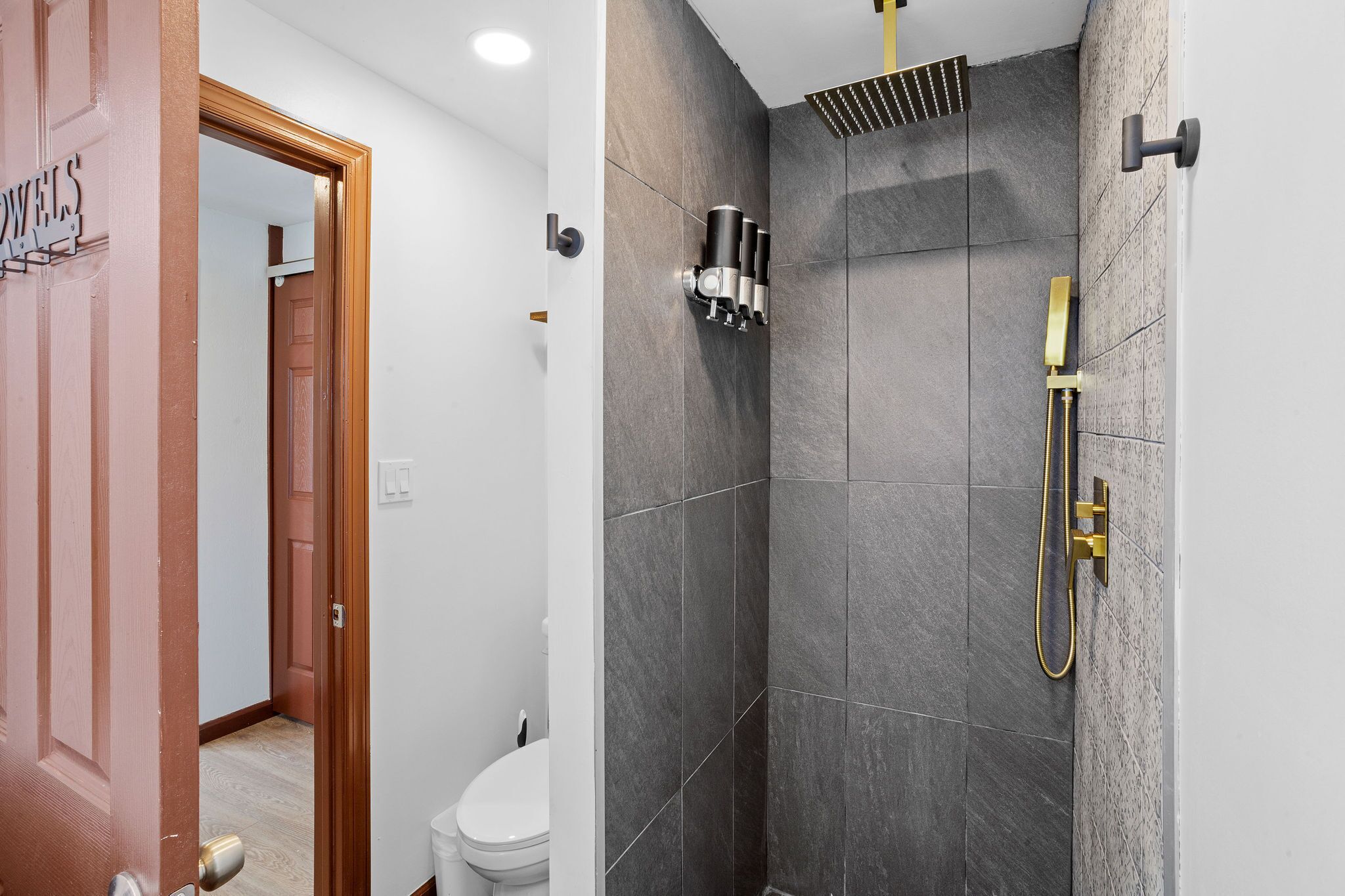 Ein modernes Badezimmer mit Dusche, Toilette und Waschbecken.