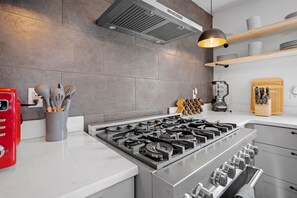 ميكروويف، فرن، موقد طهي مسطح، غسالة أطباق