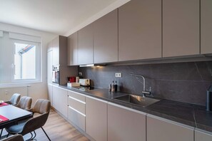 Fridge, oven, stovetop, dishwasher