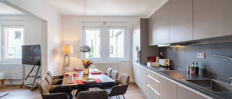 Fridge, oven, stovetop, dishwasher
