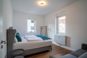 3 Schlafzimmer, Schreibtisch, Bügeleisen/Bügelbrett, WLAN
