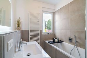 Dusche, Haartrockner, Handtücher