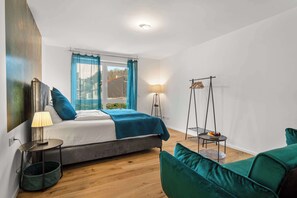 5 bedrooms, desk, iron/ironing board, WiFi