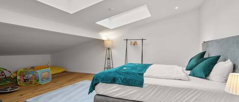 5 habitaciones, escritorio, tabla de planchar con plancha y wifi