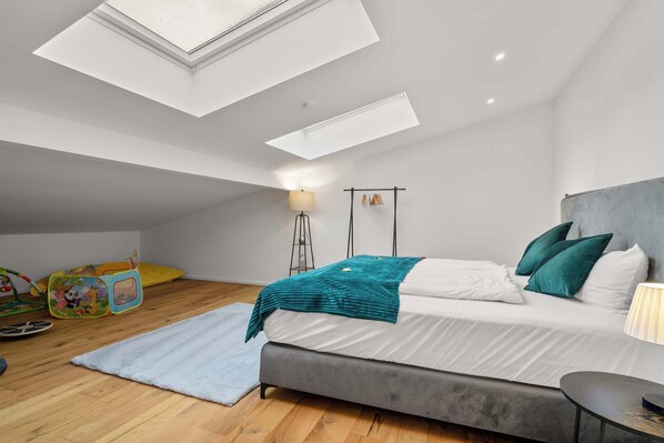 5 bedrooms, desk, iron/ironing board, WiFi