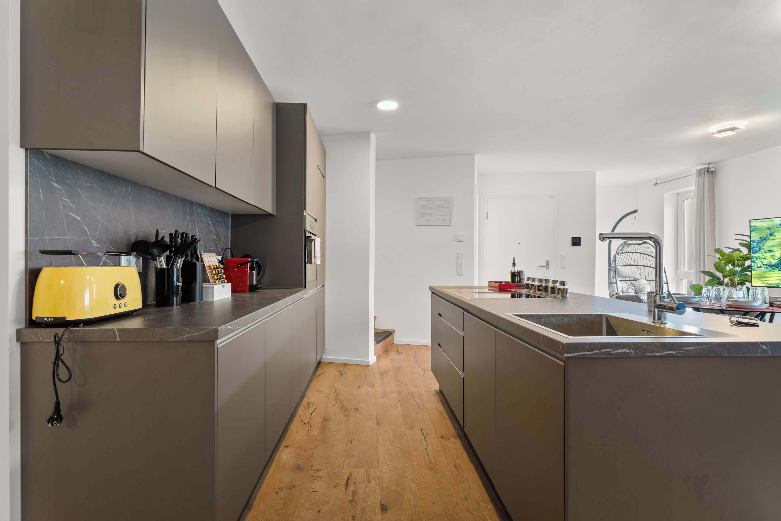 Fridge, oven, stovetop, dishwasher