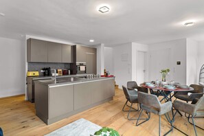 Fridge, oven, stovetop, dishwasher