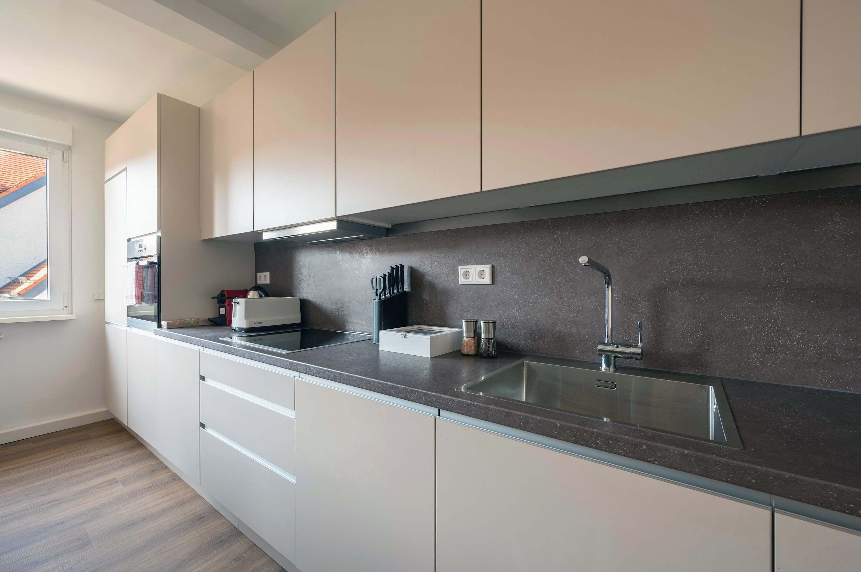 Een koelkast, een oven, een kookplaat, een vaatwasser