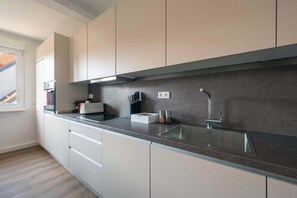 Kühlschrank, Ofen, Herdplatte, Geschirrspüler