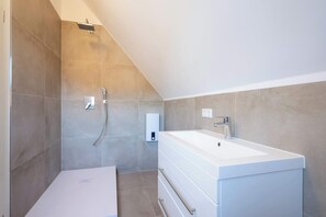 Shower, hair dryer, towels - LiT LiVING: Luxus |Box SprIng| Netflix |Maisonette (Hemsbach)
