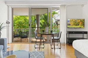 Iron/ironing board, WiFi, bed sheets