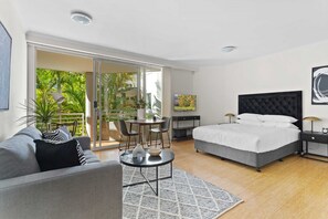 Tabla de planchar con plancha, wifi y ropa de cama