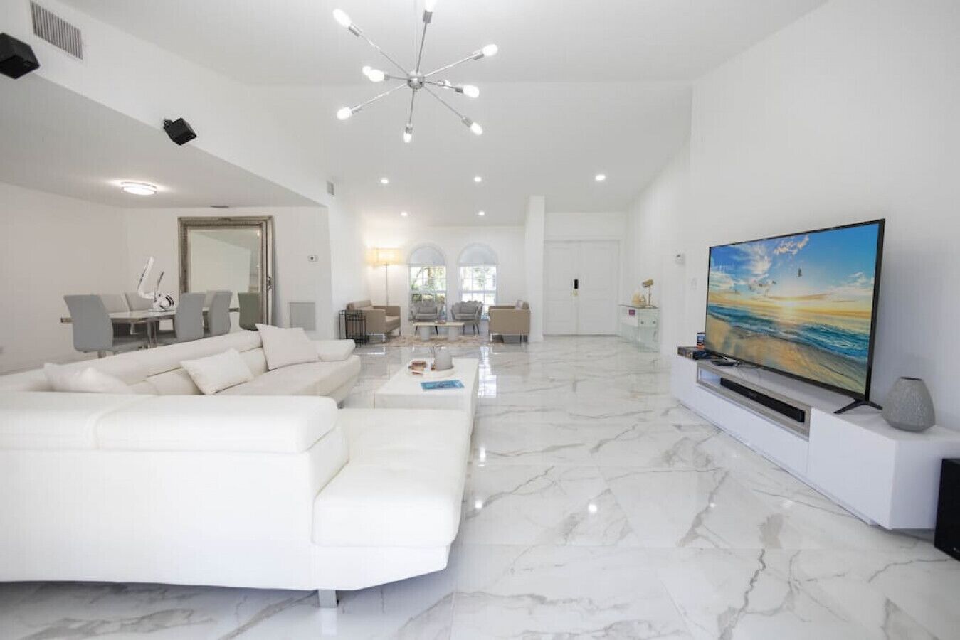 Fernseher, Tischtennisplatte, Stereoanlage