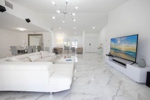 Fernseher, Tischtennisplatte, Stereoanlage