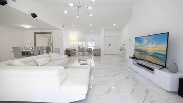 TV, ping pong, stereo