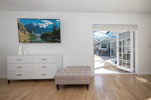 Fernseher, Tischtennisplatte, Stereoanlage