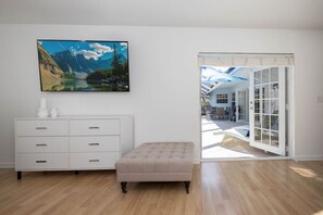 Fernseher, Tischtennisplatte, Stereoanlage