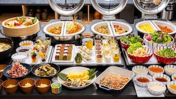 Daily buffet breakfast (JPY 1800 per person)