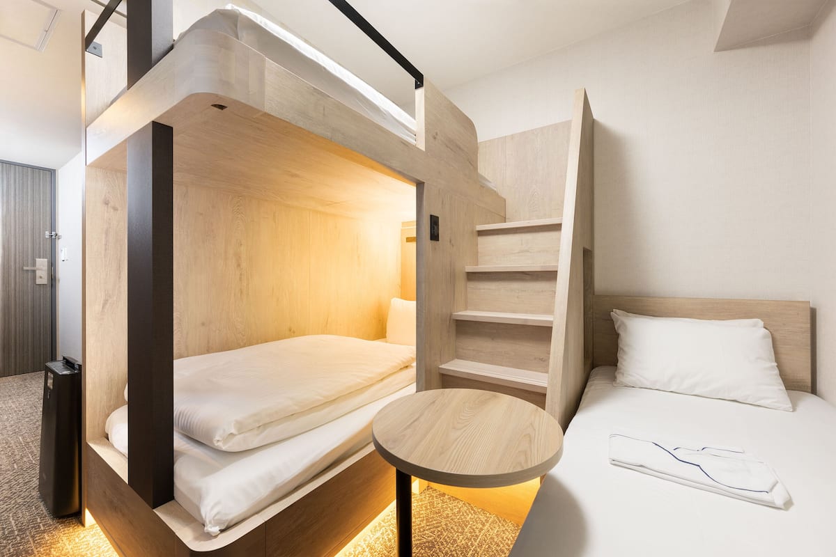 Dreibettzimmer | Zimmersafe, Schreibtisch, kostenloses WLAN, Bettwäsche