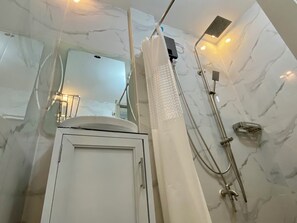 Douche, bidet, serviettes fournies, savon