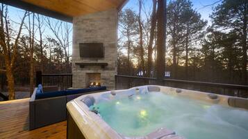 Outdoor spa tub