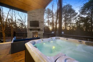 Outdoor spa tub