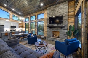 Smart TV, fireplace - These Are the Days Luxury Cabin (Hochatown)