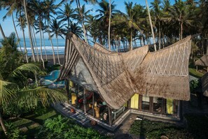 Exterior - Absolute Beachfront Villa Laut (Tibubiu)