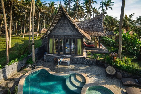 Pool - Absolute Beachfront Villa Laut (Tibubiu)