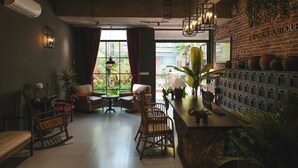 Ein gemütliches Interieur mit Korbmöbeln, einer Bar und einer Ziegelwand mit dem Schriftzug "The Chum Boutique".