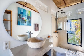 Shower, hair dryer, towels