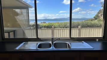 Deluxe-hytte - 3 soveværelser - havudsigt - ved stranden | Privat køkken | Køleskab/fryser i fuld størrelse, mikrobølgeovn, elkedel