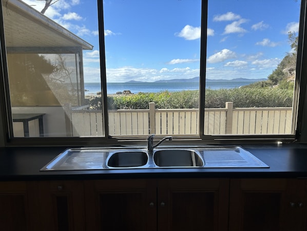 Cabaña Deluxe, 3 habitaciones, vistas al mar, frente a la playa | Cocina privada | Frigorífico grande, microondas y hervidor eléctrico