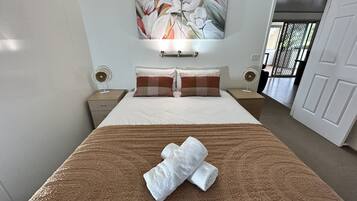 Deluxe Cabin, 3 Bedrooms, Sea View, Beachfront | Premium bedding